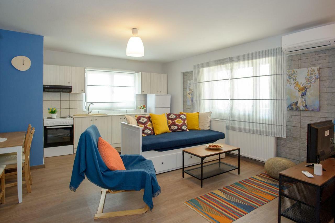 La Casa - Traditionally Elegant Apt 38M2 W Prk Grd Янина Экстерьер фото