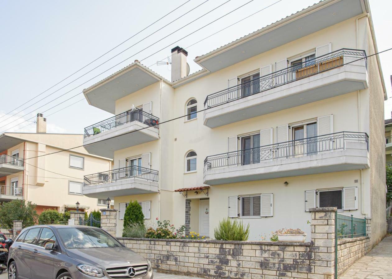 La Casa - Traditionally Elegant Apt 38M2 W Prk Grd Янина Экстерьер фото